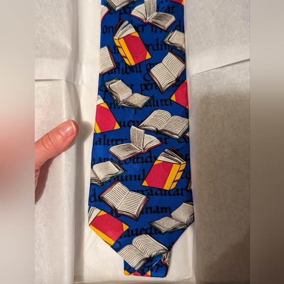 Levenger book/writers tie new in box. Box has damage from storage. - Picture 1 of 4